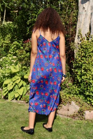 Trendy and colorful dress in blue with flower prints. Perfect for a night out.