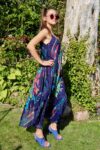 Elegant tynd mørkeblå kjole i 2 lag med farverigt mønster. Naturlig bomuldskvalitet.