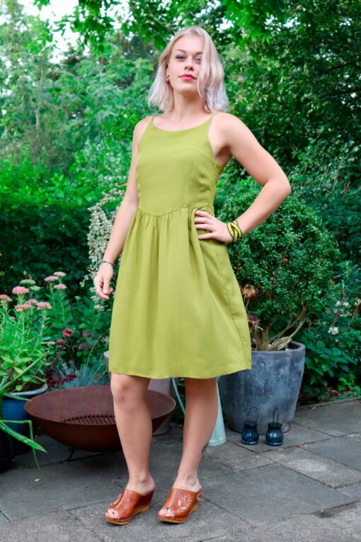 Lækker olivenfarvet mini kjole - perfekt til de varme dage.