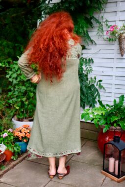 Langærmet kjole i støvet grøn med blomsterprint og broder. Maxikjole i blød bomuldskvalitet.