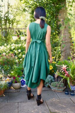 Trendy grøn boheme kjole med bindebånd og store lommer. Ballon stil