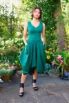Lækker grøn boheme kjole i tætvævet bomuld med store lommer. Trendy design