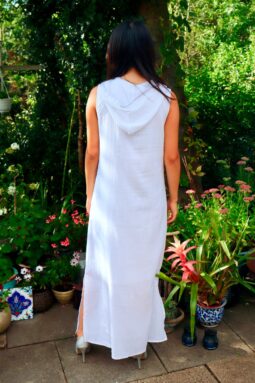Hvid maxi kjole i blød naturlig bomuld - med hætte og slidser i siden