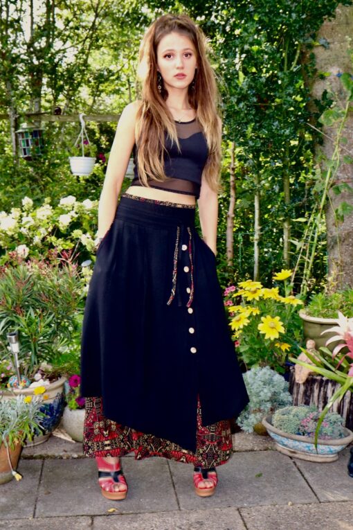 Black long boho skirt - with patterns at the visible underskirt. Pockets and onesize