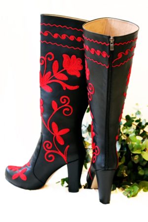 Bagsiden af højhælet læderstøvle i sort med røde blomster broderier