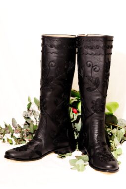 Elegant knee-high and handmade leather boots with a unique flower design. Perfect for the weekdays or a night out.