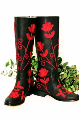 Langskaftet læderstøvle i sort med røde blomsterbroderier. Håndlavet kvalitet