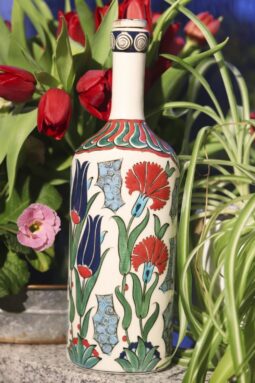 Hatun - Super flot keramikflaske i flotte klare farver. Perfekt til brugskunst.