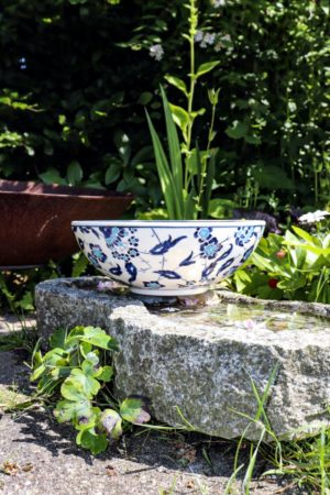 Håndlavet unik keramik skål i hvid med skønne blå blomstermotiver i elegant design