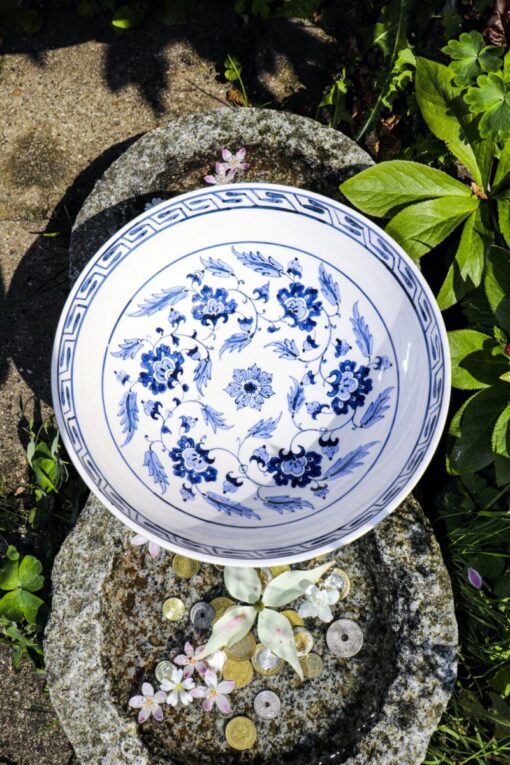 Elegant håndlavet skål i hvid med skønne blå blomstermotiver. Blyfri keramik