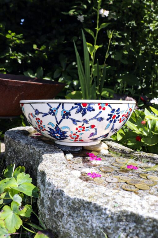 Flot keramisk frugtskål med skønne blomstermotiver på en hvid baggrund. Håndlavet blyfri kvalitet