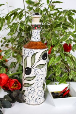 Elegant og håndlavet oliven olie flaske med oliven motiver i keramik. Bly og cadmiumfri. Super gaveide.