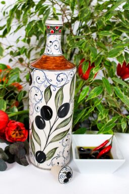 Keramisk oliven olie flaske illustreret med motiver af olivengrene i sorte, grønne og brune nuancer og håndmalet låg.
