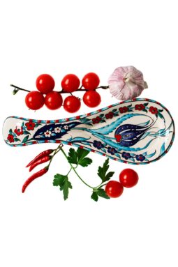 Fancy spoon rest for your kitchen utensils keeping your table clean during cooking. Ceramics decorated with blue, red and turquoise flowers