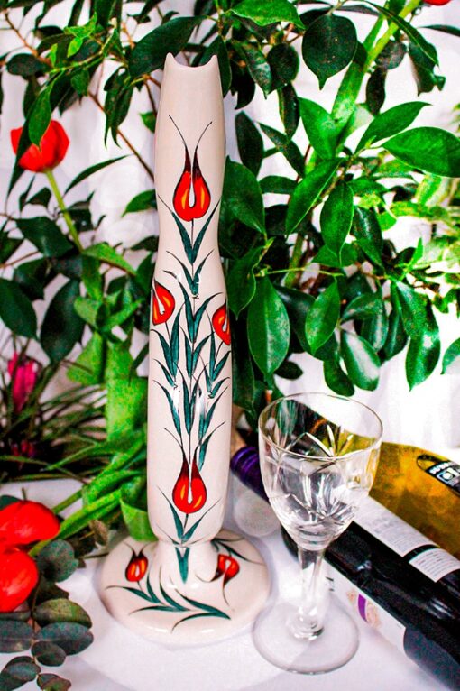 Flot Hittitisk vin karaffel i håndlavet keramik,dekoreret med tulipaner. Hvid med rødt,grønt motiv