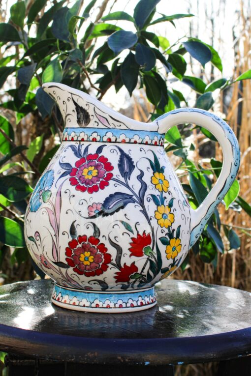 Rund håndlavet keramik kande med blomster motiver og bort