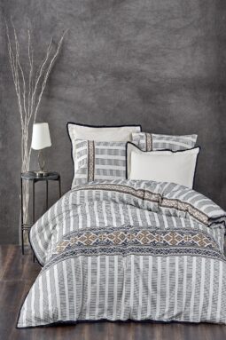 Elegant sengetøj til dobbeltdyne i økologisk bomuld med skønne etnisk inspireret mønstre og motiver. Hvid med blå, sorte og gyldne farver