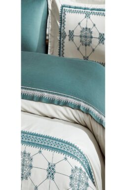 Motiver og broderier i grønblå farver på luksus sengesæt til dobbeltdyne. Økologisk bomuldssatin