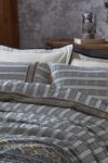 Mønstret eksklusivt sengesæt i økologisk bomuld med broderi og motiver i blå og gyldne farver