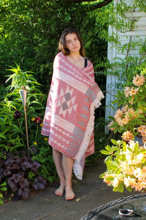Jacquard patterned hammam towel, useable on both sides. Red /sand and light grey colors with motifs