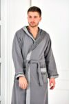 Eksklusiv badekåbe til mænd i flot grå farve med bort og hætte