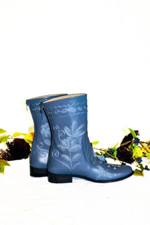 Midcalf leather boots in blue with embroidery