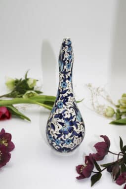 Svanekande i håndlavet keramik med blå blomstermotiver